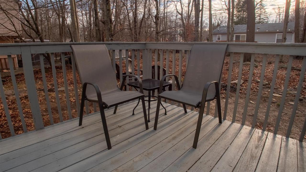 Pocono Dog Friendly Fire Pit Game Table Holiday home *
