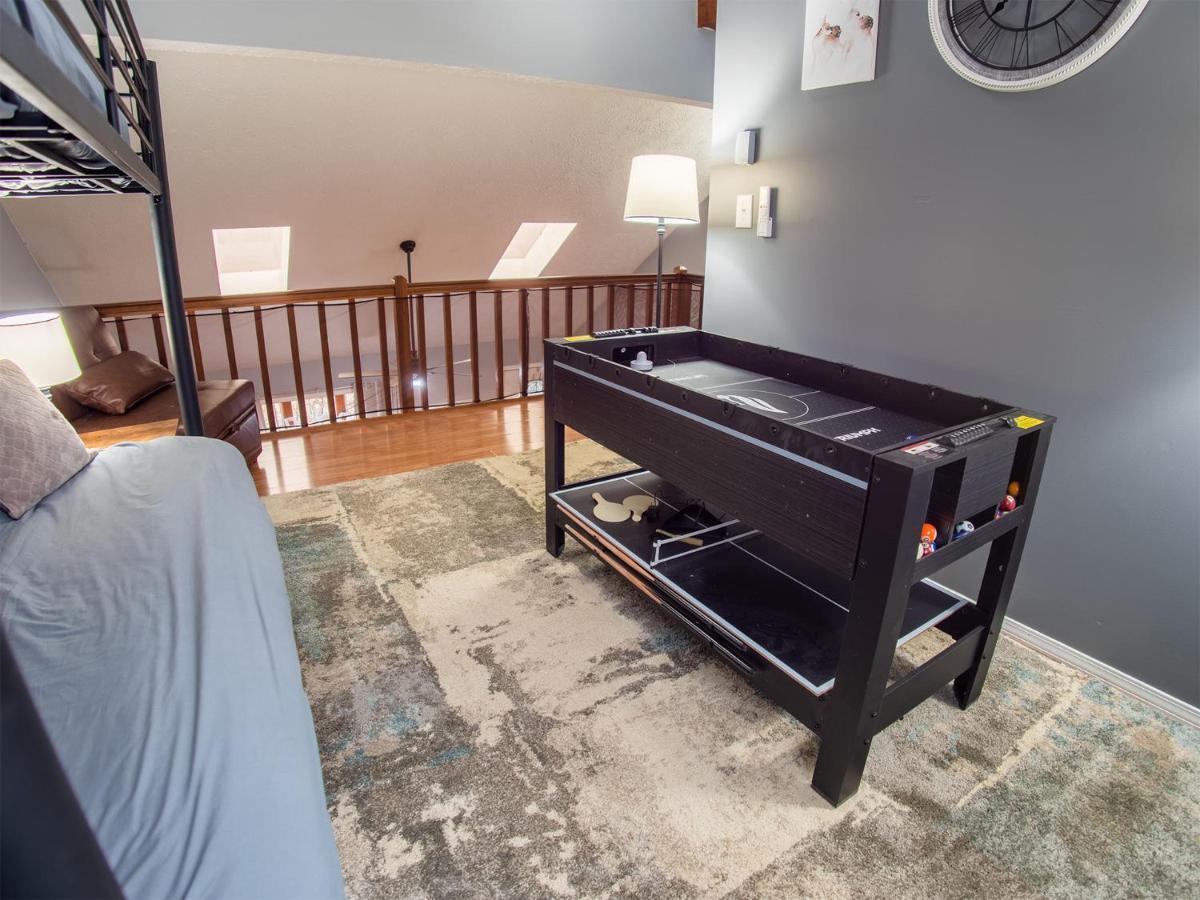 Pocono Dog Friendly Fire Pit Game Table Holiday home
