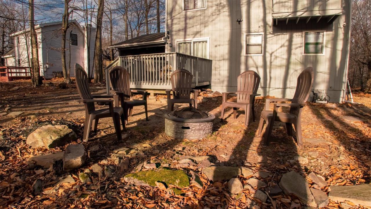 Pocono Dog Friendly Fire Pit Game Table Holiday home Tobyhanna